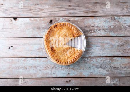 Direttamente sopra il colpo di torta imbottita al forno affettato in piatto su tavola di legno Foto Stock