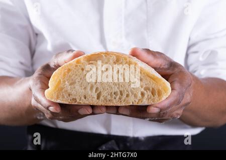 Uomo Che Affetta Pane Su Una Scheda Di Legno Immagine Stock - Immagine di  alimento, cotto: 70580167