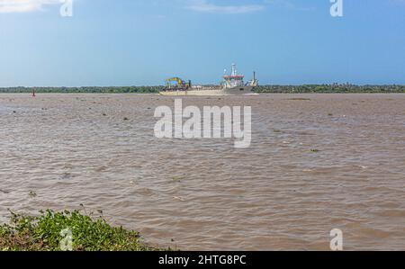 Una nave industriale che naviga lungo il fiume Magdalena, Barranquilla, Colombia. Foto Stock