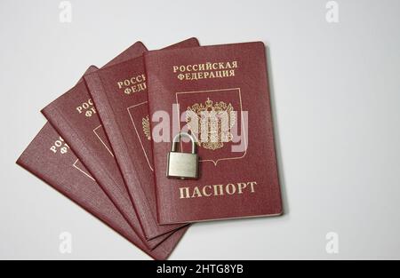 Divieto di lasciare la Russia, passaporti sotto chiave. Foto Stock