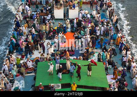 La gente di massa torna a casa con il lancio dal Congresso musulmano annuale di Charmonai. Questa immagine è stata catturata da me il 28 febbraio 2022, dal Bangladesh, sud A. Foto Stock