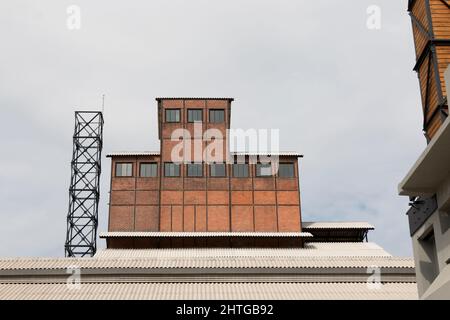 La storica cashouse in fase di restauro e si trasforma in un museo e centro culturale. Magnifico edificio restaurato che si erge fuori. Foto Stock