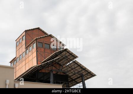 La storica cashouse in fase di restauro e si trasforma in un museo e centro culturale. Magnifico edificio restaurato che si erge fuori. Foto Stock