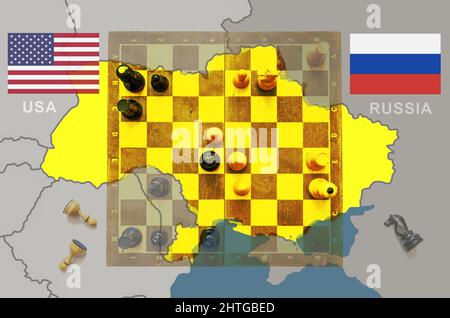 Russia vs USA in Ucraina, scacchi come gioco geopolitico. Scacchiera e pezzi sulla mappa Ucraina ed Europa. Concetto di tensione politica, guerra, crisi, con Foto Stock