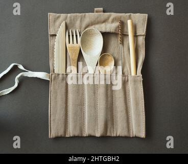 Vista dall'alto delle posate di bambù eco-compatibili in una custodia di stoffa Foto Stock