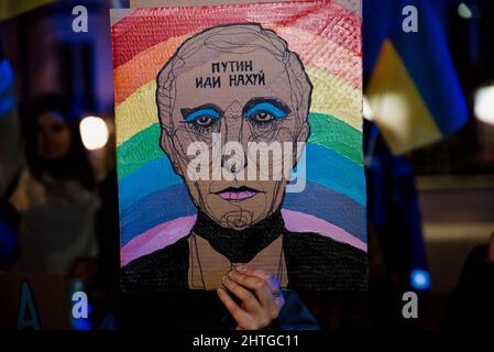 Varsavia, 27 febbraio 2022: Protesta contro la guerra in Ucraina e l'invasione della Russia. Bandiera politica con immagine di Putin. Stand dimostrativo con Ukra Foto Stock