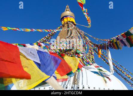 Boudha, bodhnath o Boudhanath stupa con bandiere di preghiera, il più grande stupa buddista della città di Kathmandu, buddismo in Nepal Foto Stock