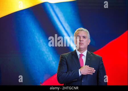 Il presidente della Colombia Ivan Duque Marquez canta l'inno nazionale durante la cerimonia di inaugurazione della settimana della sicurezza dei cittadini 'Semana de Seguridad Ciudadana' 2022, a Bogota, Colombia, dove 26 paesi partecipano dal febbraio 28 al marzo 3. Il 28 febbraio 2022. Foto Stock