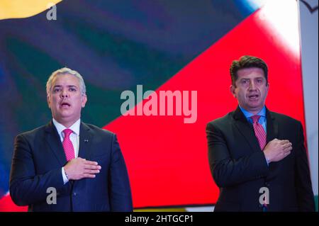 il presidente della Colombia Ivan Duque Marquez (sinistra) e il ministro della difesa della Colombia Diego Molano (destra) cantano l'inno nazionale durante la cerimonia di inaugurazione della settimana della sicurezza dei cittadini 'Semana de Seguridad Ciudadana' 2022, a Bogota, Colombia, dove 26 paesi partecipano dal febbraio 28 al marzo 3. Il 28 febbraio 2022. Foto Stock