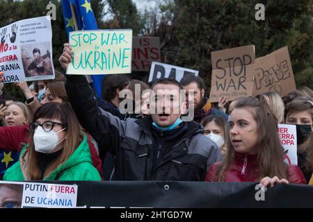 Madrid, Spagna. 25th Feb 2022. Decine di ucraini protestano davanti all'ambasciata russa contro l'invasione russa. (Foto di Fer Capdepon Arroyo/Pacific Press/Sipa USA) Credit: Sipa USA/Alamy Live News Foto Stock