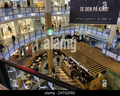 Vista dello Starbucks Cafe con i clienti a Oslo City all'interno di un centro commerciale Foto Stock