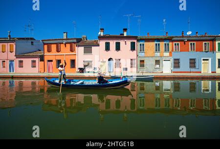 Comacchio Provincia di Ferrara canale navigabile, case colorate, romantica città italiana, gondola e turisti Foto Stock