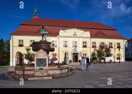 Polonia, Voivodato della Pomerania Occidentale, Darłowo - Piazza del mercato con il Municipio Foto Stock