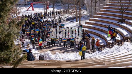 28 febbraio 2022, Massachusetts Institute of Technology, Cambridge, Massachusetts USA: I manifestanti si radunano a sostegno dell'Ucraina, durante una protesta al Massachusetts Institute of Technology. IL MIT ha interrotto i legami con un'università di ricerca che ha contribuito a stabilire in Russia, citando l'invasione 'inaccettabile' del paese dell'Ucraina. L'università di Cambridge ha detto che ha notificato lo Skolkovo Institute of Science and Technology a Mosca venerdì 25 febbraio 2022, che esercitava il suo diritto di porre fine al MIT Skoltech Program. (Foto di Keiko Hiromi/AFLO) Foto Stock