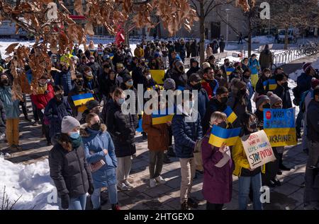 28 febbraio 2022, Massachusetts Institute of Technology, Cambridge, Massachusetts USA: I manifestanti si radunano a sostegno dell'Ucraina, durante una protesta al Massachusetts Institute of Technology. IL MIT ha interrotto i legami con un'università di ricerca che ha contribuito a stabilire in Russia, citando l'invasione 'inaccettabile' del paese dell'Ucraina. L'università di Cambridge ha detto che ha notificato lo Skolkovo Institute of Science and Technology a Mosca venerdì 25 febbraio 2022, che esercitava il suo diritto di porre fine al MIT Skoltech Program. (Foto di Keiko Hiromi/AFLO) Foto Stock