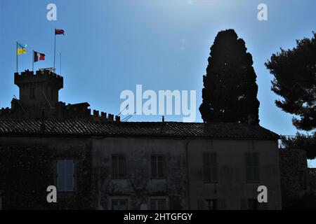 Cagnes sur Mer, Francia - 28 febbraio 2022: Bandiera Ucraina volò con la bandiera della Francia in Haut de Cagnes in solidarietà contro l'invasione russa. Foto Stock