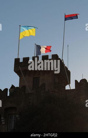 Cagnes sur Mer, Francia - 28 febbraio 2022: Bandiera Ucraina vola con le bandiere di Francia e Cagnes sur Mer in Haut de Cagnes come segno di solidarietà Foto Stock