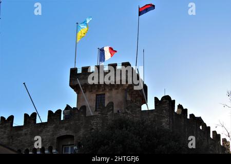 Cagnes sur Mer, Francia - 28 febbraio 2022: Bandiera Ucraina volò con le bandiere di Francia e Cagnes sur Mer in Riviera come segno di solidarietà Foto Stock