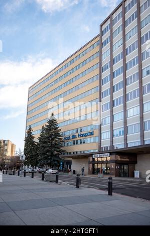 Calgary, Alberta - 27 febbraio 2022: Facciata esterna e ingresso del complesso dell'ospedale Foothills. Foto Stock