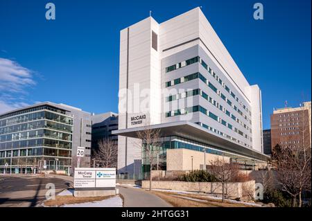 Calgary, Alberta - 27 febbraio 2022: Facciata Exteriof della McCaig Tower presso il complesso Foothills Hospital. Foto Stock