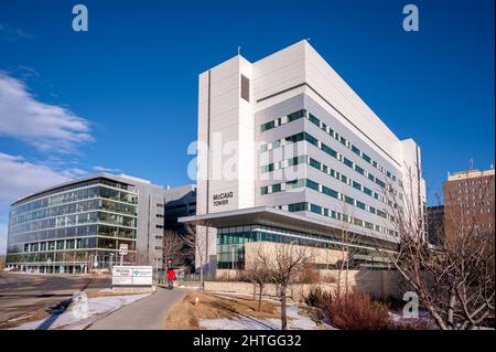 Calgary, Alberta - 27 febbraio 2022: Facciata Exteriof della McCaig Tower presso il complesso Foothills Hospital. Foto Stock