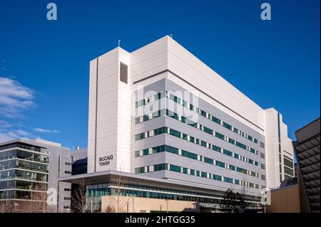 Calgary, Alberta - 27 febbraio 2022: Facciata Exteriof della McCaig Tower presso il complesso Foothills Hospital. Foto Stock