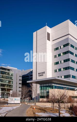 Calgary, Alberta - 27 febbraio 2022: Facciata Exteriof della McCaig Tower presso il complesso Foothills Hospital. Foto Stock