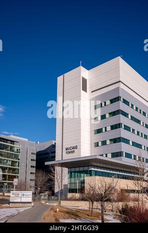 Calgary, Alberta - 27 febbraio 2022: Facciata Exteriof della McCaig Tower presso il complesso Foothills Hospital. Foto Stock