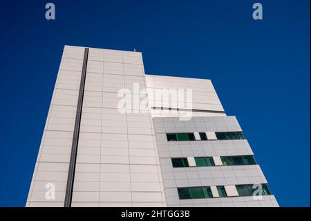 Calgary, Alberta - 27 febbraio 2022: Facciata Exteriof della McCaig Tower presso il complesso Foothills Hospital. Foto Stock