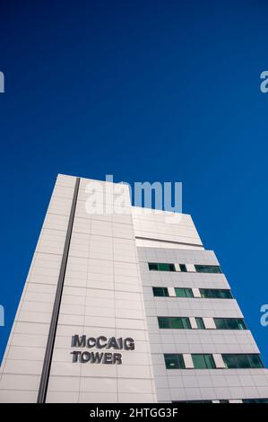 Calgary, Alberta - 27 febbraio 2022: Facciata Exteriof della McCaig Tower presso il complesso Foothills Hospital. Foto Stock