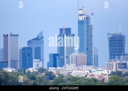 Panorama dei grattacieli di Varsavia presi da lunghe distanze in una chiara giornata primaverile Foto Stock