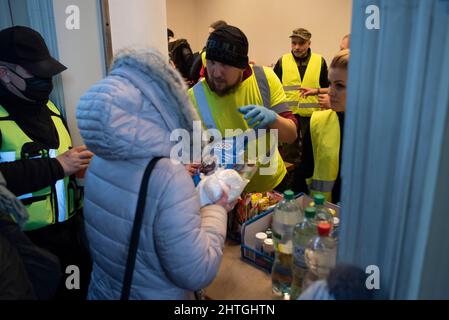 Przemysl, Varsavia, Polonia. 28th Feb 2022. Un rifugiato ucraino riceve cibo da volontari presso il punto di ricevimento nella stazione ferroviaria principale di Przemysl il 28 febbraio 2022 a Przemysl, Polonia. Secondo il ministero degli interni, oltre 320,000 persone in fuga dall'Ucraina dilaniata dalla guerra hanno attraversato il confine con la Polonia nel febbraio 28, e più di 40,000 hanno trovato rifugio e pronto soccorso nei punti di recessione. (Credit Image: © Aleksander Kalka/ZUMA Press Wire) Foto Stock