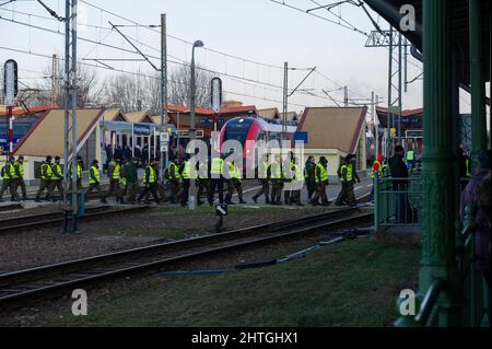 Przemysl, Varsavia, Polonia. 28th Feb 2022. Il soldato della forza di difesa territoriale è stato dispiegato per assistere i rifugiati provenienti da Ukarine presso il punto di ricevimento alla stazione ferroviaria principale di Przemysl il 28 febbraio 2022 a Przemysl, Polonia. Secondo il ministero degli interni, oltre 320,000 persone in fuga dall'Ucraina dilaniata dalla guerra hanno attraversato il confine con la Polonia nel febbraio 28, e più di 40,000 hanno trovato rifugio e pronto soccorso nei punti di recessione. (Credit Image: © Aleksander Kalka/ZUMA Press Wire) Foto Stock