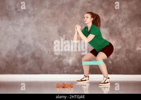 Esercizio per bruciare calorie da parte della donna che si allena in palestra fitness. Foto Stock