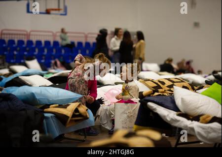 Przemysl, Varsavia, Polonia. 28th Feb 2022. I bambini parlano al rifugio temporaneo situato in una palestra di una scuola elementare. Secondo il ministero degli interni più di 320,000 persone in fuga dall'Ucraina dilaniata dalla guerra hanno attraversato il confine con la Polonia e più di 40.000 hanno trovato rifugio e pronto soccorso nei punti di accoglienza. (Credit Image: © Aleksander Kalka/ZUMA Press Wire) Foto Stock