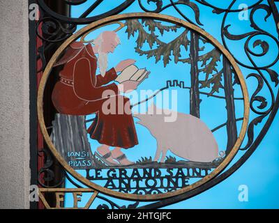 Colmar, Francia - 13 dicembre 2021: L'immagine di Sant'Antonio l'Eremita con un maiale a Colmar Foto Stock