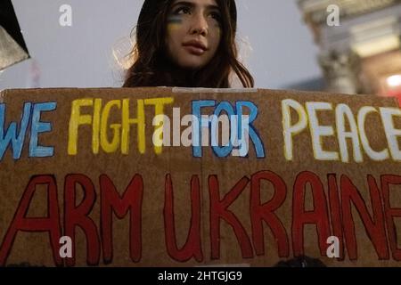 Londra, Regno Unito. 28th febbraio 2022. Ucraini e sostenitori protestano a Trafalgar Square mentre le forze russe attaccano e occupano regioni dell'Ucraina. I manifestanti chiedono che la guerra si arresti e Boris Johnson emette sanzioni contro la Russia, alcuni paragonano Putin a Hitler. Credito: Joao Daniel Pereira Foto Stock