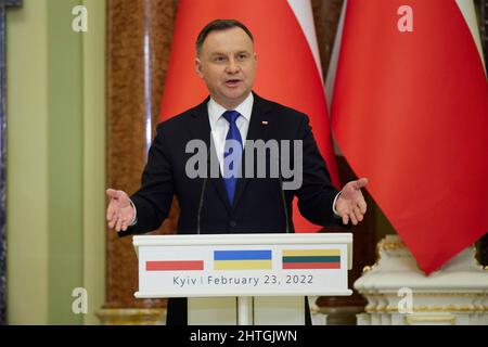 Kiev, Ucraina. 23 Febbraio, 2022. Il presidente polacco Andrzej Duda durante una conferenza stampa congiunta a seguito di incontri trilaterali con il presidente ucraino Volodymyr Zelenskyy e il presidente lituano Gitanas Nauseda, al palazzo Mariyinsky, 23 febbraio 2022 a Kiev, Ucraina. Credit: Ukraine Presidency/Ukraine Presidency/Alamy Live News Foto Stock