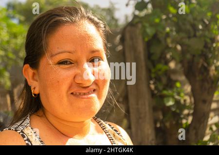Ritratto di una giovane donna latina adulta sorridente e guardando la macchina fotografica Foto Stock