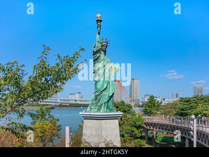 tokyo, giappone - ottobre 28 2021: Replica della Statua della libertà di Bartholdi e Eiffel eretta nel 2000 dopo le commemorazioni dell' anno francese Foto Stock