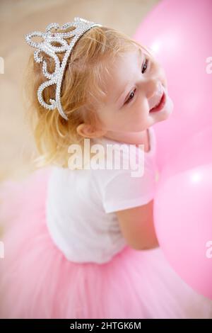 Palude la principessa di compleanno. Una bambina vestita come una principessa alla sua festa di compleanno. Foto Stock