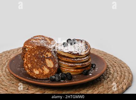 pancake con bacche in un piatto di argilla. Foto Stock