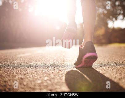 Allenati come theres senza linea di arrivo. Il colpo tagliato di un womans gambe fuori per una corsa. Foto Stock