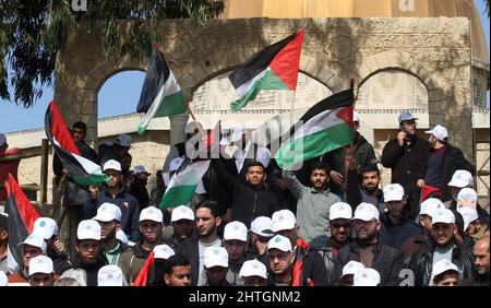 Khan Younis, Gaza. 28th Feb 2022. I palestinesi ondano bandiere nazionali durante un raduno di fronte ad una replica della cupola della roccia della moschea di al-Aqsa, a Khan Younis, nella striscia meridionale di Gaza, lunedì 28 febbraio 2022, Per protestare contro una dichiarazione del primo ministro francese Jean Castex secondo cui Gerusalemme è 'la capitale eterna del popolo ebraico' durante un evento a Parigi del Consiglio dei rappresentanti delle istituzioni ebraiche francesi. Foto di Ismael Mohamad/UPI Credit: UPI/Alamy Live News Foto Stock