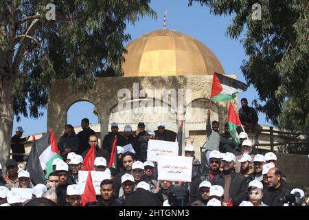 Khan Younis, Gaza. 28th Feb 2022. I palestinesi ondano bandiere nazionali durante un raduno di fronte ad una replica della cupola della roccia della moschea di al-Aqsa, a Khan Younis, nella striscia meridionale di Gaza, lunedì 28 febbraio 2022, Per protestare contro una dichiarazione del primo ministro francese Jean Castex secondo cui Gerusalemme è 'la capitale eterna del popolo ebraico' durante un evento a Parigi del Consiglio dei rappresentanti delle istituzioni ebraiche francesi. Foto di Ismael Mohamad/UPI Credit: UPI/Alamy Live News Foto Stock