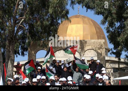 Khan Younis, Gaza. 28th Feb 2022. I palestinesi ondano bandiere nazionali durante un raduno di fronte ad una replica della cupola della roccia della moschea di al-Aqsa, a Khan Younis, nella striscia meridionale di Gaza, lunedì 28 febbraio 2022, Per protestare contro una dichiarazione del primo ministro francese Jean Castex secondo cui Gerusalemme è 'la capitale eterna del popolo ebraico' durante un evento a Parigi del Consiglio dei rappresentanti delle istituzioni ebraiche francesi. Foto di Ismael Mohamad/UPI Credit: UPI/Alamy Live News Foto Stock