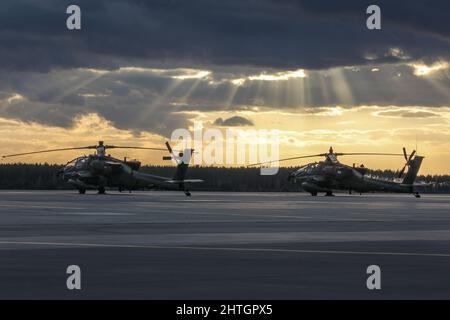 Lak, Polonia. 25 Febbraio, 2022. L'esercito degli Stati Uniti AH64 Apache attacca gli elicotteri con lo Squadron 7th, il reggimento Cavalry 17th della Brigata Cavalry 1st sulla rampa alla base aerea di Lask, 25 febbraio 2022 a Lask, Polonia. Gli Stati Uniti hanno aumentato le forze NATO nella regione per contrastare la minaccia della Russia contro l'Ucraina. Credito: SGT. Agustín Montanez/United States Army/Alamy Live News Foto Stock