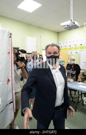 27 giugno 2021, Marsiglia, Francia: Ritratto di Renaud Muselier visto durante la sua vittoriosa campagna del 2021 per la presidenza della regione meridionale (Provenza, Alpi, Costa Azzurra).Renaud Muselier, membro storico e fondatore del partito ''Les Republicains'' annuncia ufficialmente che sostiene Emmanuel Macron per la presidenza del 2022 invece del candidato del suo partito Valerie Pecresse. Denuncia una prossimità ideologica tra il suo ex partito (LR) e i temi sviluppati dall'estrema destra durante questa campagna presidenziale. (Credit Image: © Laurent Coust/SOPA Images via ZUMA Press Wire) Foto Stock