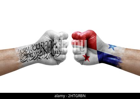 Due mani si pugno l'una all'altra su sfondo bianco. Bandiere di paese dipinte pugni, conflitto concetto di crisi tra afghanistan e panama Foto Stock