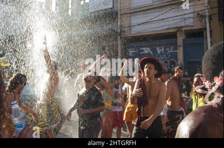 Rio de Janeiro, Rio de Janeiro, Brasile. 28th Feb 2022. (INT) i festaioli si divertono in un blocco di Carnevale nel centro di Rio de Janeiro. 28 febbraio 2022, Rio de Janeiro, Brasile. I festaioli si divertono con un isolato di strada a Piazza Maua, nel centro di Rio de Janeiro, il Lunedi (28), anche con le restrizioni imposte dal covid-19. (Credit Image: © Erica Martin/TheNEWS2 via ZUMA Press Wire) Foto Stock